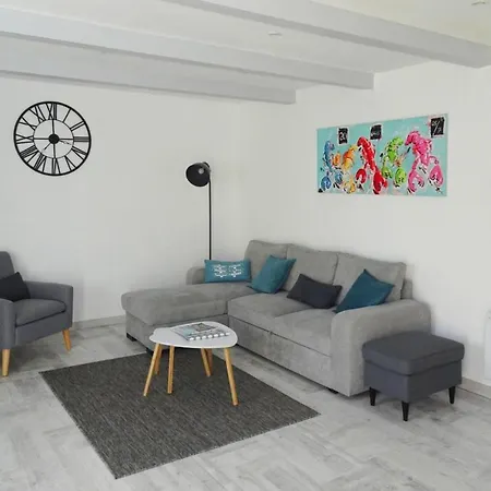 Terraced House With Garden And Sea View, Vakantiehuis *
